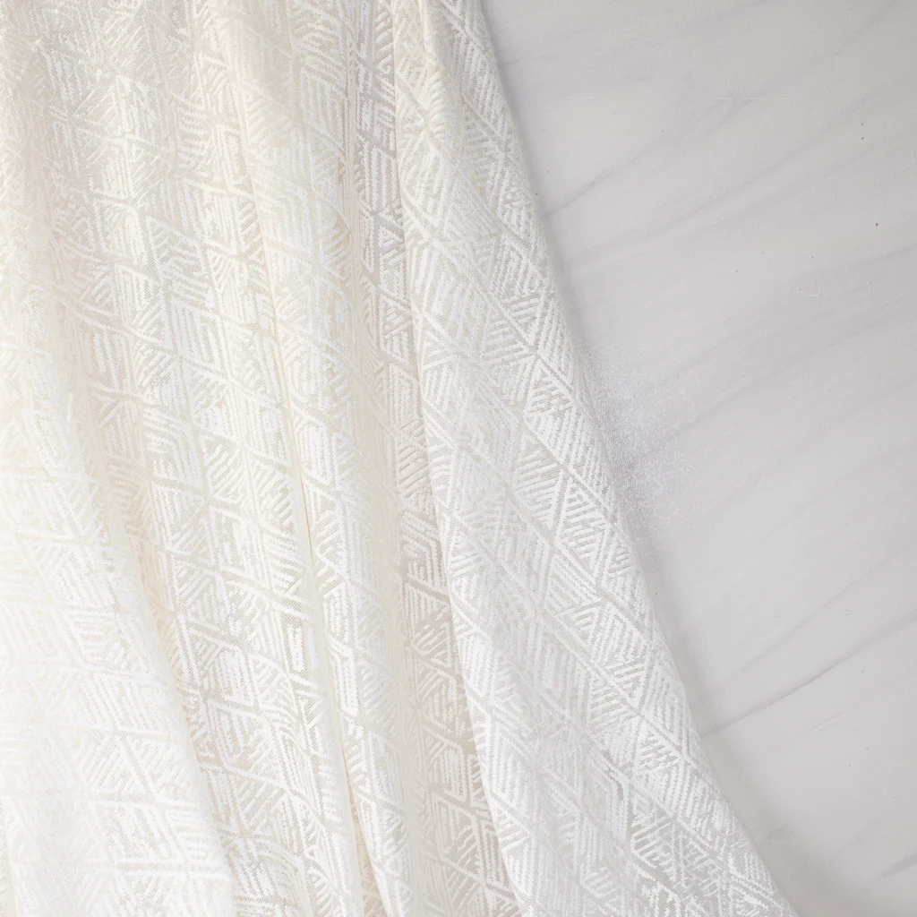 پارچه پرده تور سناتکس با طرح هندسی و حاشیه دالبری ۳ سانتی‌متری، جنس نرم و لطیف