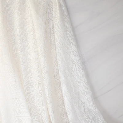 پارچه پرده تور سناتکس با طرح هندسی و حاشیه دالبری ۳ سانتی‌متری، جنس نرم و لطیف